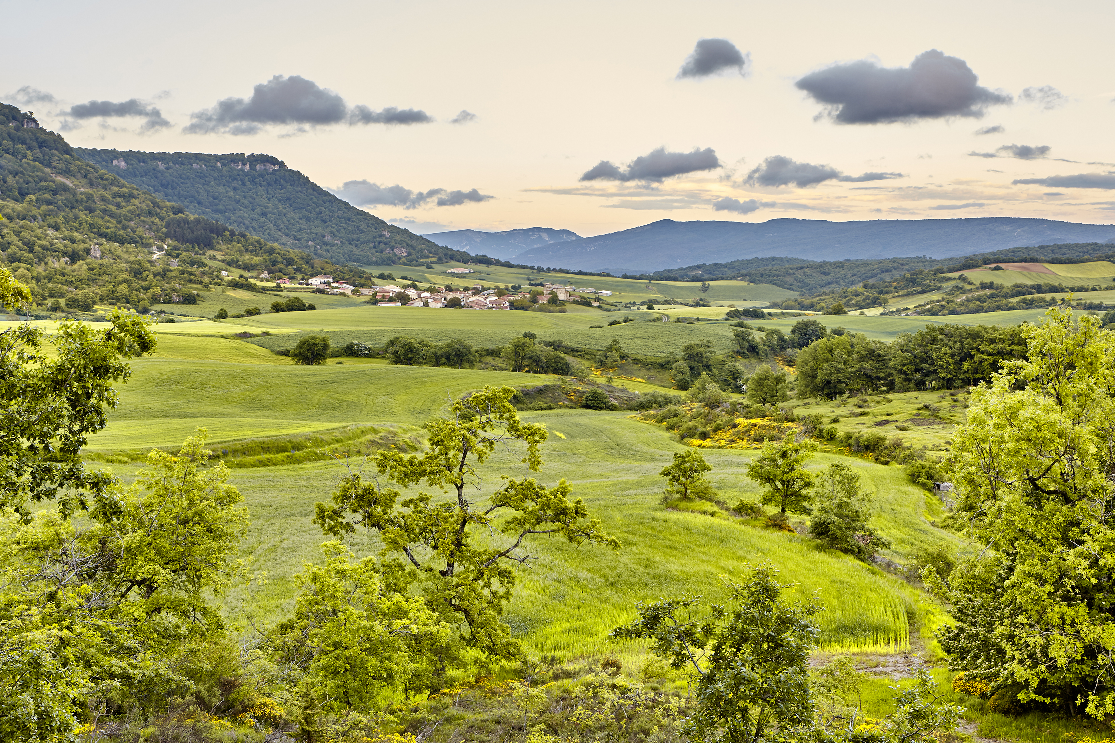 Vista de las Améscoas con un pueblo al fondo